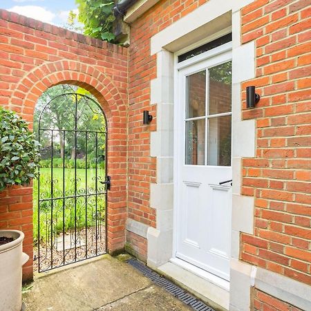 The Annexe - Beautiful Apartment With Garden Close To Heathrow And Windsor Staines-upon-Thames Bagian luar foto