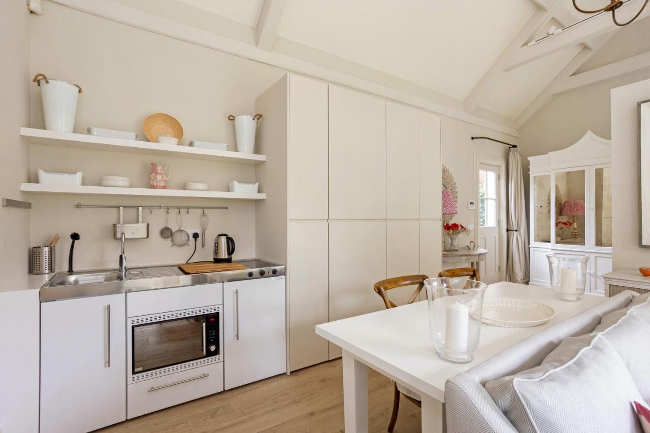 The Annexe - Beautiful Apartment With Garden Close To Heathrow And Windsor Staines-upon-Thames Bagian luar foto
