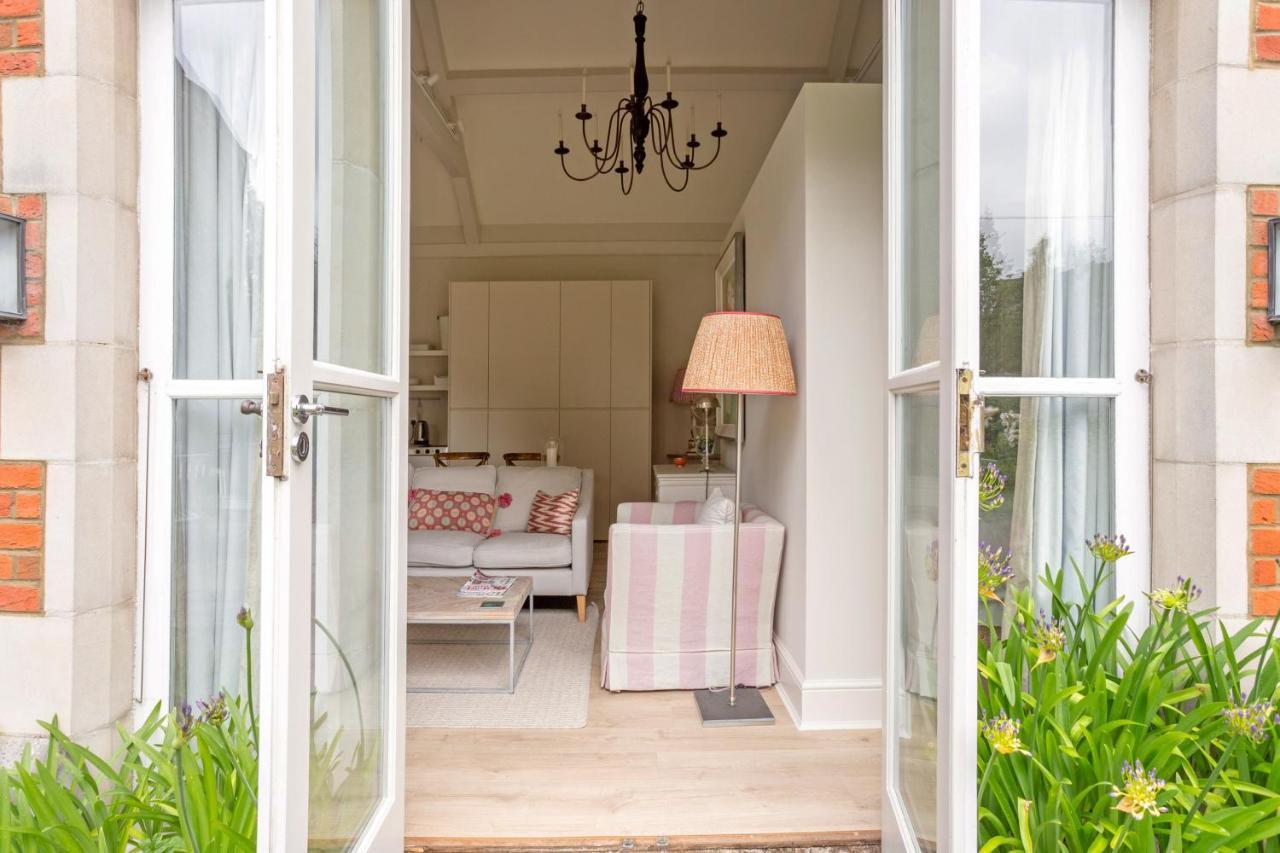 The Annexe - Beautiful Apartment With Garden Close To Heathrow And Windsor Staines-upon-Thames Bagian luar foto