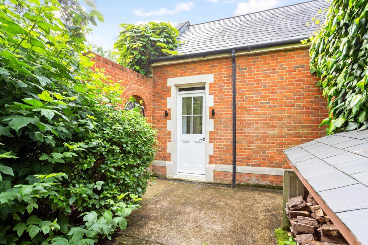 The Annexe - Beautiful Apartment With Garden Close To Heathrow And Windsor Staines-upon-Thames Bagian luar foto