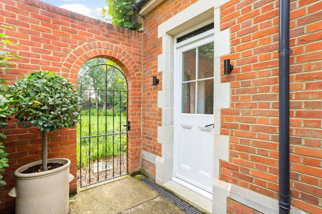 The Annexe - Beautiful Apartment With Garden Close To Heathrow And Windsor Staines-upon-Thames Bagian luar foto