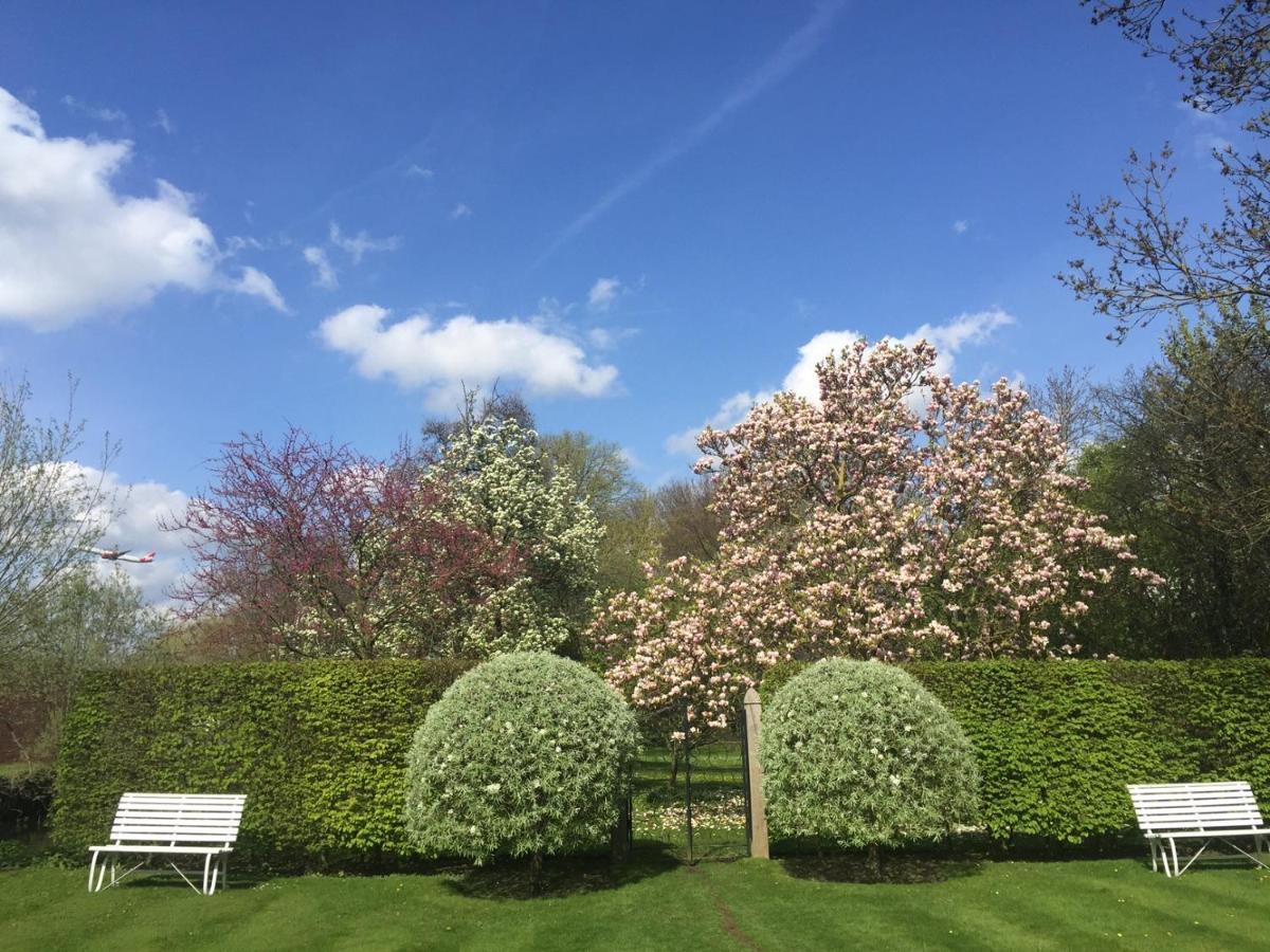 The Annexe - Beautiful Apartment With Garden Close To Heathrow And Windsor Staines-upon-Thames Bagian luar foto